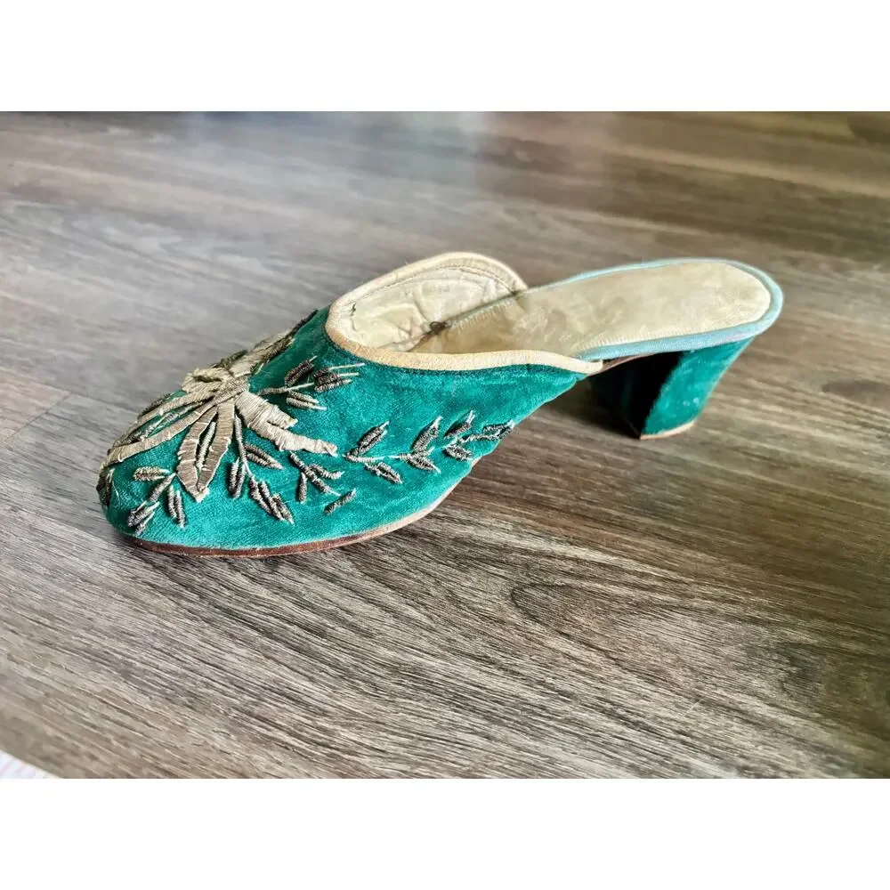 Antique Ottoman Turkish Emerald Velvet Mules Gold Zardozi Embroidery 1900s